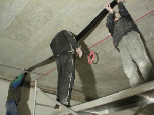 UHLÍKOVÉ VÝZTUŽE TESAN nalepovani uhlikove lamely na strop
